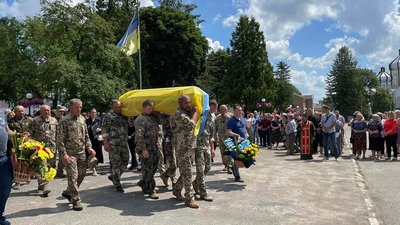 На Тернопільщині попрощалися з військовим Назаром Малікгулиєвим На Тернопільщині попрощалися з військовим Назаром Малікгулиєвим