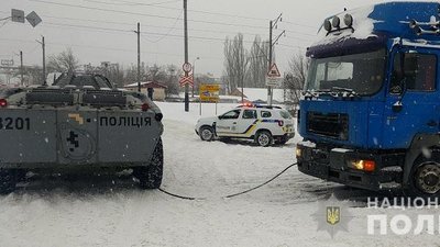 У Києві за допомогою поліцейського БТР витягують автівки зі снігових заметів У Києві за допомогою поліцейського БТР витягують автівки зі снігових заметів