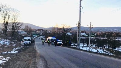 На Івано-Франківщині авто врізалося в дерево. Водій та пасажир загинули На Івано-Франківщині авто врізалося в дерево. Водій та пасажир загинули