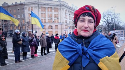 Жителі Харкова відзначили День Соборності навпроти пошкодженої обстрілами будівлі ОДА Жителі Харкова відзначили День Соборності навпроти пошкодженої обстрілами будівлі ОДА