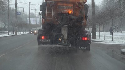 Дороги Черкас та області очищують 130 одиниць спецтехніки