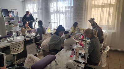 Власниця салону краси у Дніпрі працевлаштовує переселенок