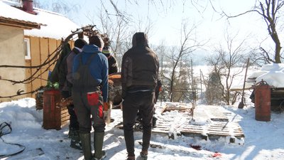 Купують свиней і готують м'ясні страви. Волонтери гуцульського села Пістинь передали на фронт пів тонни ковбас Купують свиней і готують м'ясні страви. Волонтери гуцульського села Пістинь передали на фронт пів тонни ковбас