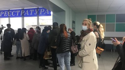 Лучани стоять у чергах на вакцинацію від COVID-19 від двох до чотирьох годин Лучани стоять у чергах на вакцинацію від COVID-19 від двох до чотирьох годин