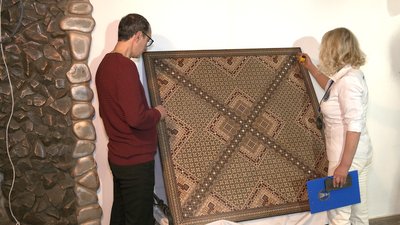 Рекорд України: переселенець з Криму створив у Рівному унікальне панно з дерева та бурштину Рекорд України: переселенець з Криму створив у Рівному унікальне панно з дерева та бурштину