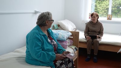 "Ми ніби в рай потрапили". Як переселенці з Донеччини обживаються у шелтері в колишній сільській школі на Франківщині