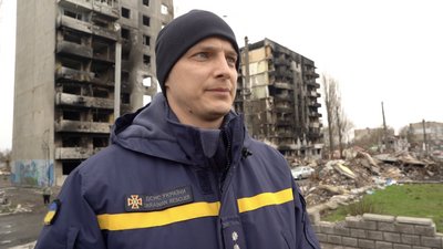 Рятувальники продовжують розбирати зруйновані будинки у Бородянці, під завалами знаходять тіла Рятувальники продовжують розбирати зруйновані будинки у Бородянці, під завалами знаходять тіла