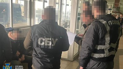 На Львівщині затримали чоловіка, який намагався підкупити інспектора, щоб виїхати за кордон