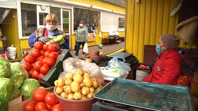В лабораторії Житомирського кооперативного ринку перевірили на нітрати 900 партій овочів та ягід