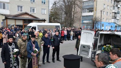 На Тернопільщині зустріли загиблого бійця Сергія Грищука На Тернопільщині зустріли загиблого бійця Сергія Грищука