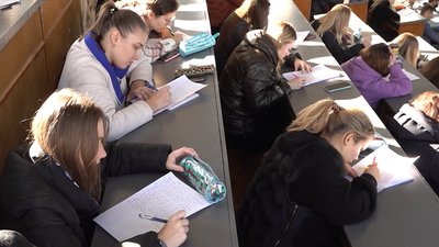 Тире, двокрапки й асфоделі: як у Черкасах писали диктант єдності