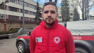 У центрі Івано-Франківська рятувальники навчають як захиститися у разі загрози життю У центрі Івано-Франківська рятувальники навчають як захиститися у разі загрози життю
