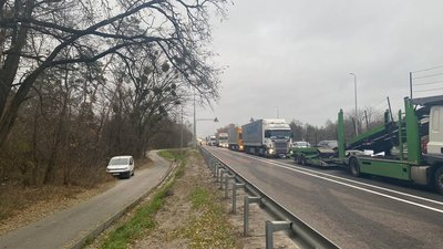 Батьки учнів Бузівського академічного ліцею перекривали Житомирську трасу: причина Батьки учнів Бузівського академічного ліцею перекривали Житомирську трасу: причина