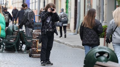 Вуличний фотограф у центрі міста