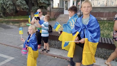 Діти "огорнулись" прапорами, які їм подарували військові, 22 серпня 2023, Кам'янець-Подільський Діти "огорнулись" прапорами, які їм подарували військові, 22 серпня 2023, Кам'янець-Подільський