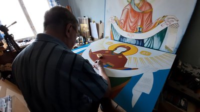 Художник пише нову ікону "Покрова Божої Матері".