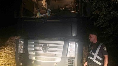 На Вінниччині поліція затримала вантажівку із львівським сміттям На Вінниччині поліція затримала вантажівку із львівським сміттям