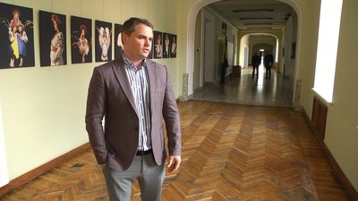 Микола Ваврищук розповів, як мають виглядати рекламні вивіски на центральній вулиці міста, 9 жовтня 2023. Фото: Суспільне Хмельницький Микола Ваврищук розповів, як мають виглядати рекламні вивіски на центральній вулиці міста, 9 жовтня 2023. Фото: Суспільне Хмельницький