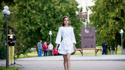 Дефіле сватiвчанки, фото: Суспільне Донбас. Дефіле сватiвчанки, фото: Суспільне Донбас.