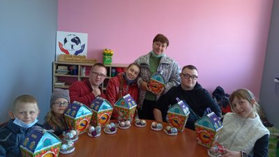У Житомирі діти з інвалідністю разом з матерями вчилися прикрашати великодні яйця еко-декупажем У Житомирі діти з інвалідністю разом з матерями вчилися прикрашати великодні яйця еко-декупажем