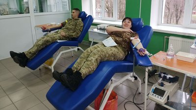 У Луцьку прикордонники здавали кров для поранених військових