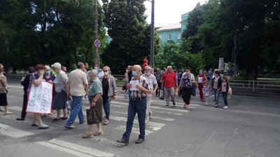 Перекрили дорогу, щоб запрацювали ліфти. Жителі Херсона провели акцію протесту