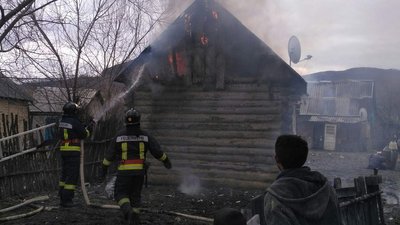 У дерев’яному будинку на Закарпатті погасили пожежу У дерев’яному будинку на Закарпатті погасили пожежу