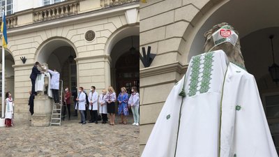 Медики одягнули левів-охоронців львівської Ратуші у вишиванки та маски
