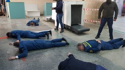 В аеропорту "Херсон" СБУ затримала митників В аеропорту "Херсон" СБУ затримала митників