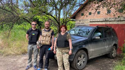"Возимо свої руки": реабілітологи з Полтави їздять на передову лікувати військових "Возимо свої руки": реабілітологи з Полтави їздять на передову лікувати військових
