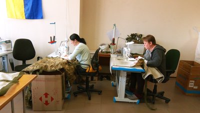 У Вінниці шиють безкаркасні ноші для українських оборонців У Вінниці шиють безкаркасні ноші для українських оборонців