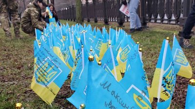 У Дніпрі учасники акції на підтримку ЗСУ створили "Алею пошани" У Дніпрі учасники акції на підтримку ЗСУ створили "Алею пошани"