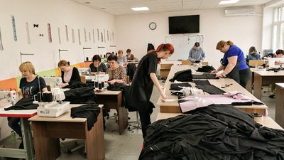 У кропивницькому освітньому центрі шиють речі для військових. Потрібні кравчині
