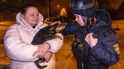 Жінка та працівниця ДСНС на місці російської атаки в Харкові, 26 лютого 2026 року Жінка та працівниця ДСНС на місці російської атаки в Харкові, 26 лютого 2026 року