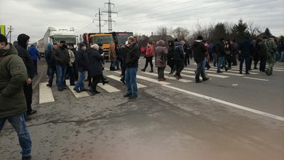 3 години закарпатці перекривали трасу Київ-Чоп: вимагали знизити тарифи на комунальні послуги 3 години закарпатці перекривали трасу Київ-Чоп: вимагали знизити тарифи на комунальні послуги