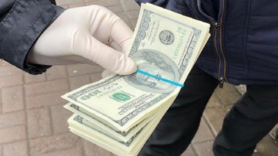 Вимагали хабара у студентів: ДБР завершило досудове розслідування щодо правоохоронця та його родича