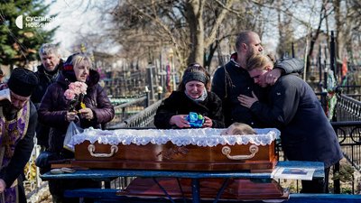 Батьки та родичі біля труни хлопчика у Нових Петрівцях на Київщині, березень 2022 року. Дворічний Степан загинув, коли російські військові обстріляли село з важкої артилерії.
