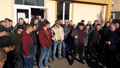 На Львівщині гірники не спустилися під землю та вимагають виплати зарплати На Львівщині гірники не спустилися під землю та вимагають виплати зарплати