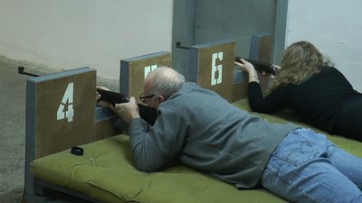 У тирах чотирьох ліцеїв Івано-Франківської громади розпочали навчання зі стрільби для охочих У тирах чотирьох ліцеїв Івано-Франківської громади розпочали навчання зі стрільби для охочих