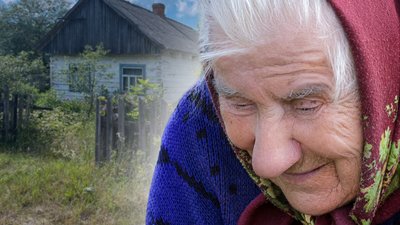 Хати-пустки у селі Хотивель на Волині