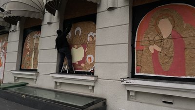 "Культурний десант" у Харкові: забиті вікна у центрі міста прикрашають малюнками "Культурний десант" у Харкові: забиті вікна у центрі міста прикрашають малюнками