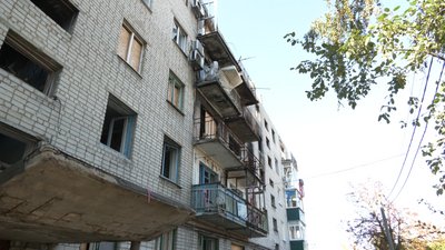 Зруйнована багатоповерхівка обстріли Лиман Донецька область Зруйнована багатоповерхівка обстріли Лиман Донецька область