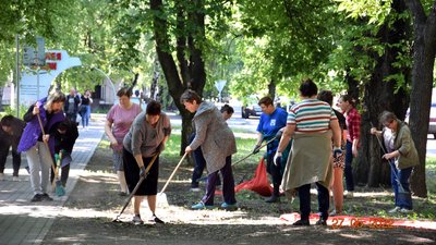 Віддячили за прихисток. У Першотравенську на Дніпропетровщині переселенки з Луганщини прибрали на Алеї Слави