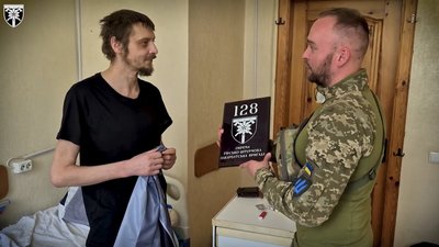 Військовослужбовці 128 бригади провідали врятованого бійця