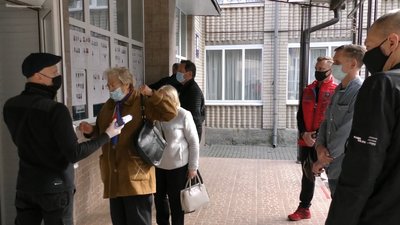На виборчих дільницях у Херсоні - черги На виборчих дільницях у Херсоні - черги