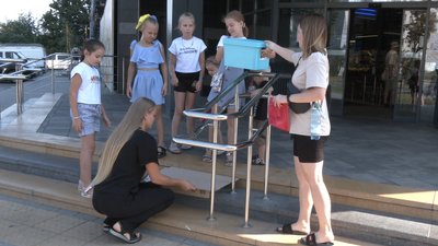 Плетуть прикраси з бісеру та продають співаючи: черкаські дівчатка згуртувалися для допомоги ЗСУ Плетуть прикраси з бісеру та продають співаючи: черкаські дівчатка згуртувалися для допомоги ЗСУ