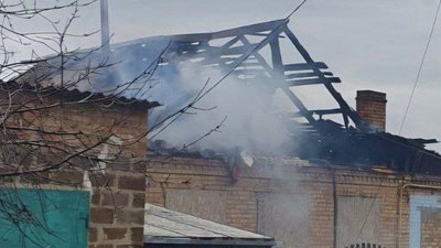 обстріли, пошкоджений будинок, горів дах