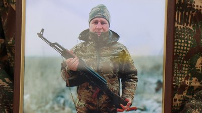 На Кіровоградщині в Онуфріївській громаді попрощалися з захисником Віктором Байдаком На Кіровоградщині в Онуфріївській громаді попрощалися з захисником Віктором Байдаком