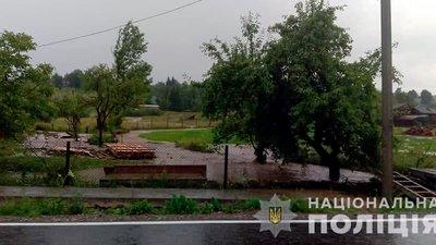 На Закарпатті внаслідок дощів підтоплені дороги та автотраса Мукачево-Рогатин