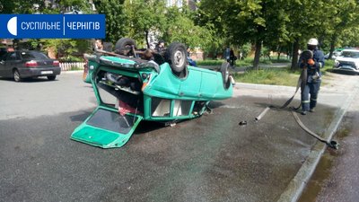 Аварія у Чернігові: після зіткнення «Москвич» перекинувся на дах Аварія у Чернігові: після зіткнення «Москвич» перекинувся на дах